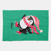 帽子とスカーフを身に着けたクリスマスペンギン キッチンタオル (横)