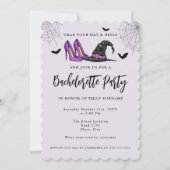 帽子とヒールの紫色のハロウィーンバチェロレッテ 招待状 (正面)