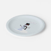 帽子とマフラーの雪だるま。 雪が大好き。 ペーパープレート (アングル)