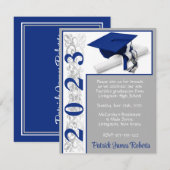 帽子と卒業証書、青と灰色の卒業式、卒業証書のテーマ、青と灰色のデザイン、灰色の背景。招待状の裏は青色 招待状 (正面/裏面)