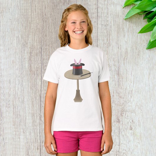 帽子と杖を持つ魔法のウサギ Tシャツ