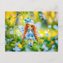 帽子と青い花を持つクロシェ人形