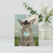 帽子に愛らしいウサギがブルーバブルガムを噛む ポストカード (スタンド正面)