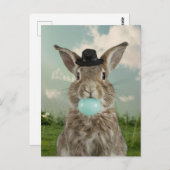 帽子に愛らしいウサギがブルーバブルガムを噛む ポストカード (正面/裏面)