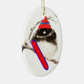 帽子のかわいいスノーボードバード、クリスマスユーモア、ユンコ セラミックオーナメント (右)