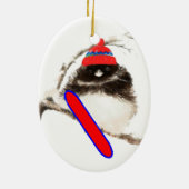 帽子のかわいいスノーボードバード、クリスマスユーモア、ユンコ セラミックオーナメント (裏面)