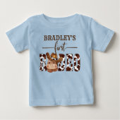 帽子の最初のロデオ牛のパターンかわいいベビー馬 ベビーTシャツ (正面)