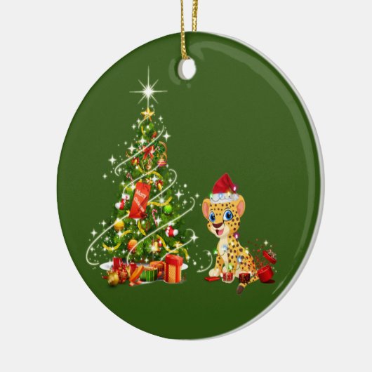 帽子の薄汚いクリスマスを持つチーター セラミックオーナメント (左)