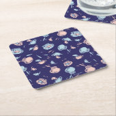帽子をかぶった猫 | 魚パターン スクエアペーパーコースター (アングル)