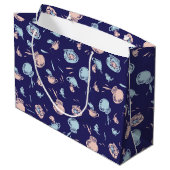 帽子をかぶった猫 | 魚パターン ラージペーパーバッグ (裏面アングル)