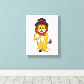 帽子をかぶった紳士としてのライオン キャンバスプリント (インサイチュ (ウッドフロア))