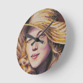 帽子を持つ女性 ラウンド壁時計 (傾斜)