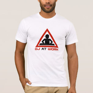 帽子を身に着けている人が付いている仕事のDJ Tシャツ
