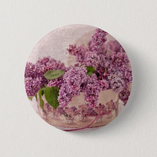帽子箱に入っビクトリアンたライラック 缶バッジ (正面)