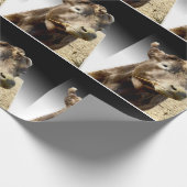 干し草に茶色の牛が寄り添っていた ラッピングペーパー (角)