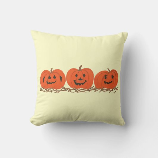 干し草のハロウィンの枕の3個の幸せなカボチャ クッション (正面)