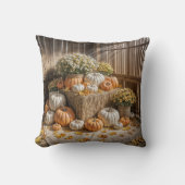 干し草のベールに乗った秋のカボチャ クッション (正面)