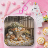 干し草のベールに乗った秋のカボチャ ペーパープレート (パーティー)