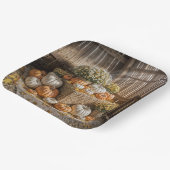 干し草のベールに乗った秋のカボチャ ペーパープレート (傾斜あり)