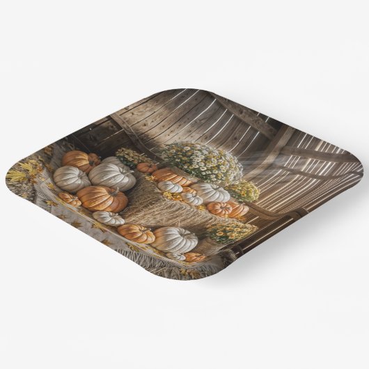 干し草のベールに乗った秋のカボチャ ペーパープレート (傾斜あり)