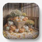 干し草のベールに乗った秋のカボチャ ペーパープレート (正面)