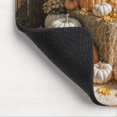 干し草のベールに乗った秋のカボチャ マウスパッド (コーナー)