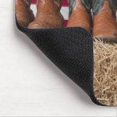 干し草の上のカウボーイブーツの列 マウスパッド (コーナー)