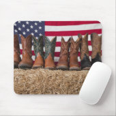 干し草の上のカウボーイブーツの列 マウスパッド (マウス)