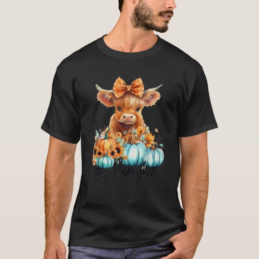 干し草の丘にカボチャ 高地の牛 秋の感謝祭 Tシャツ (正面)