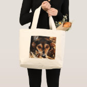干し草の中に寝ている甘い犬 ラージトートバッグ (正面(商品))