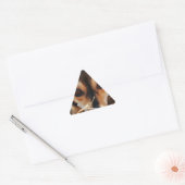 干し草の中に寝ている甘い犬 三角形シール (封筒)