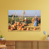 干し草の俵とかかしのあるカボチャの表示 キャンバスプリント (インサイチュ (リビング))