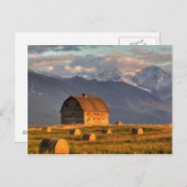 干し草の俵と劇的なフレームの古い納屋 ポストカード (正面/裏面)