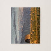 干し草ベールによって組み立てられ、劇的な古い納屋 ジグソーパズル (縦)