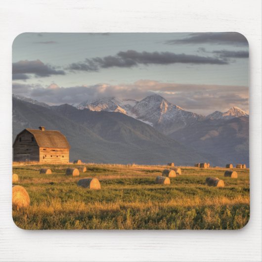 干し草ベールによって組み立てられ、劇的な古い納屋 マウスパッド (正面)
