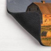 干し草ベールによって組み立てられ、劇的な古い納屋 マウスパッド (コーナー)