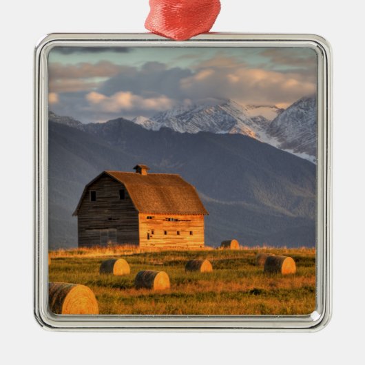干し草ベールによって組み立てられ、劇的な古い納屋 メタルオーナメント (正面)