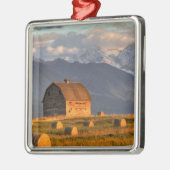 干し草ベールによって組み立てられ、劇的な古い納屋 メタルオーナメント (左)