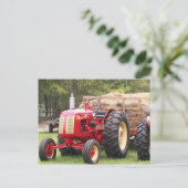 干し草ワゴンが付いているCockshuttの古いトラクター ポストカード (スタンド正面)