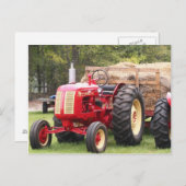 干し草ワゴンが付いているCockshuttの古いトラクター ポストカード (正面/裏面)