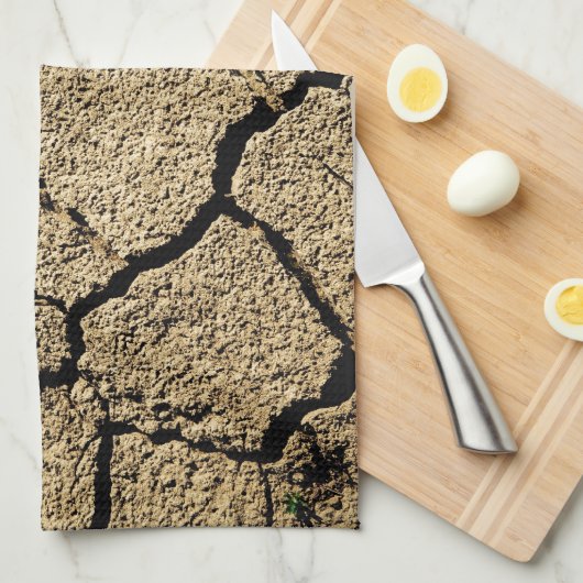 干ばつで土が割れて乾いた土地 キッチンタオル (四つ折り)