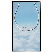 平らなテーマは上で青空で、飛行機飛びます スモールペーパーバッグ (裏面)