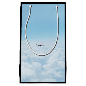 平らなテーマは上で青空で、飛行機飛びます スモールペーパーバッグ (正面)