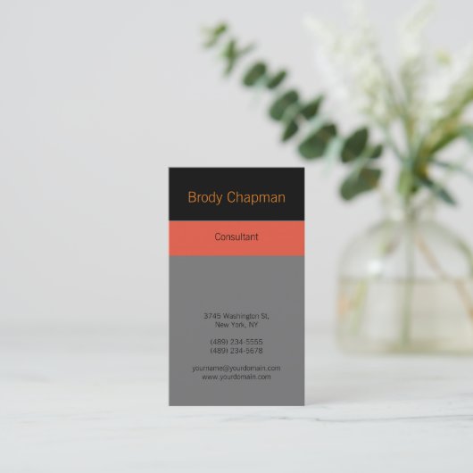 平モダンらな縦黒の赤いグレーユニークデザイン 名刺 (スタンド正面)