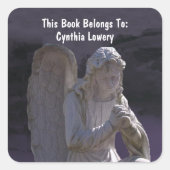 平和で白い石造りの祈る天使の彫像の紫色 スクエアシール (正面)