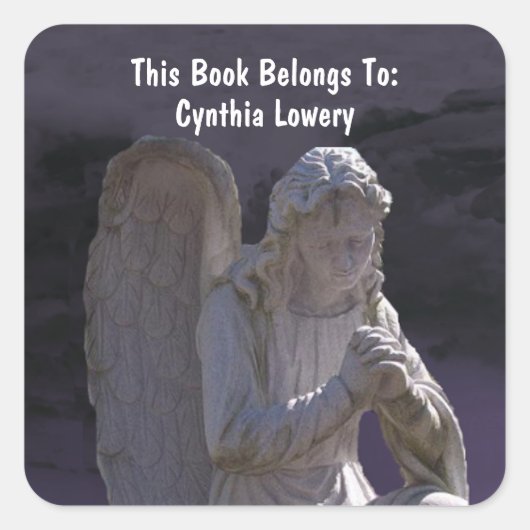 平和で白い石造りの祈る天使の彫像の紫色 スクエアシール (正面)