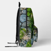 平和な森のイメージの石の通路が光を浴びた プリントバックパック (左)