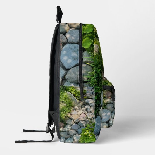 平和な森のイメージの石の通路が光を浴びた プリントバックパック (左)