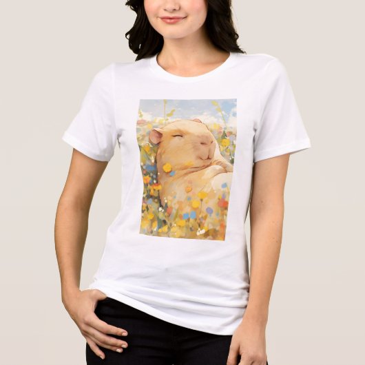 平和な牧草地で休息するカピバラ トライブレンドTシャツ (正面)