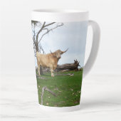 平和な田舎に住む子牛が二頭 カフェラテマグ (右アングル)